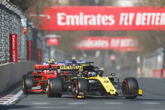 Daniel Ricciardo, Renault R.S.19, voor Charles Leclerc, Ferrari SF90