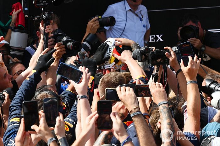 Max Verstappen, Red Bull Racing, 1ª posición, celebra con su equipo en el Parc Ferme 