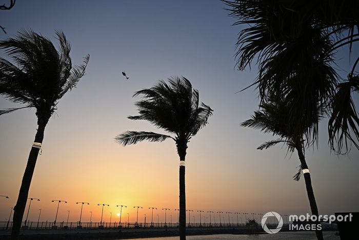 Un helicóptero sobrevuela durante la puesta de sol