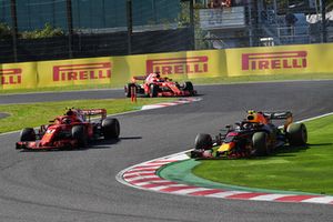 Kimi Raikkonen, Ferrari SF71H amd Max Verstappen, Red Bull Racing RB14 battle