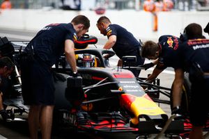 Daniel Ricciardo, Red Bull Racing RB14, in de pits