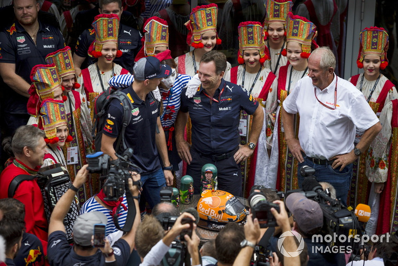 Max Verstappen, Red Bull Racing celebra su cumpleaños con Christian Horner, Red Bull Racing Team Principal y Dr Helmut Marko, Red Bull Motorsport