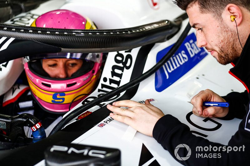 Dragon engineer applies the stick to Pippa Mann, GEOX Dragon, Penske EV-3