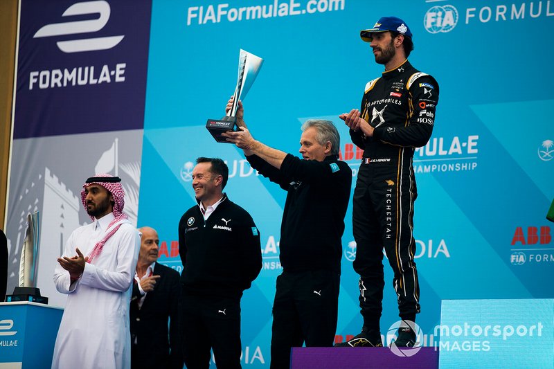 J-F Thormann, presidente de Andretti Autosport sostiene en alto el trofeo de constructores en el podio