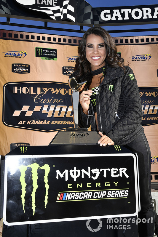 Chica Monster Energy