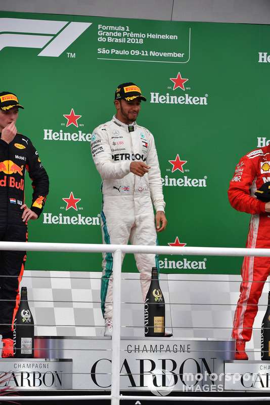 Max Verstappen, Red Bull Racing, Lewis Hamilton, Mercedes AMG F1 e Kimi Raikkonen, Ferrari, sul podio