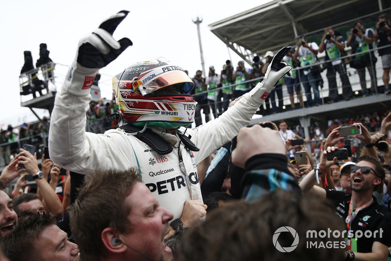 Le vainqueur Lewis Hamilton, Mercedes AMG F1 fête sa victoire dans le Parc Fermé