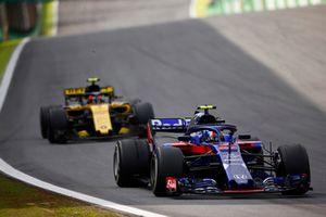 Pierre Gasly, Scuderia Toro Rosso STR13, voor Carlos Sainz Jr., Renault Sport F1 Team R.S. 18