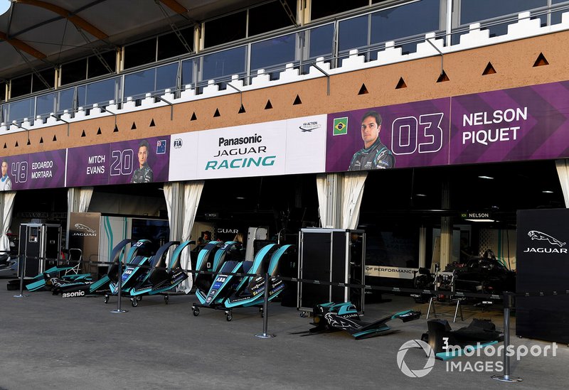 Jaguar Racing garajes en pit lane