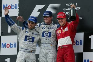 Podio: il vincitore della gara Ralf Schumacher, BMW Williams, il secondo classificato Juan Pablo Montoya, Williams, il terzo classificato Michael Schumacher, Ferrari