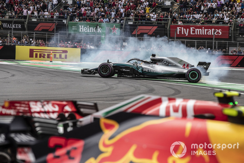 Lewis Hamilton, Mercedes AMG F1 W09 EQ Power+, celebra con donuts su título de campeón