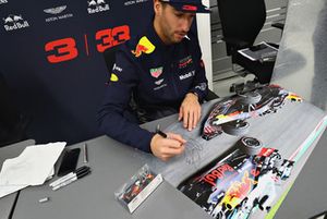 Daniel Ricciardo, Red Bull Racing signs autographs