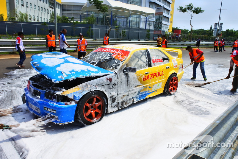 Mobil M Fadli Immammuddin, STC Divisi 1, berhasil dipadamkan