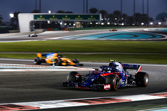 Pierre Gasly, Scuderia Toro Rosso STR13 en Fernando Alonso, McLaren MCL33