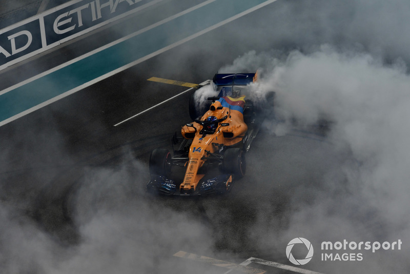 Fernando Alonso, McLaren MCL33 hace donuts al final de la última carrera