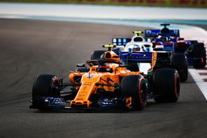 Stoffel Vandoorne, McLaren MCL33 voor Sergey Sirotkin, Williams FW41 en Brendon Hartley, Toro Rosso STR13