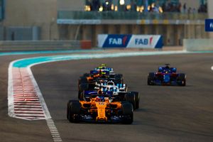 Fernando Alonso, McLaren MCL33, leads Lance Stroll, Williams FW41, and Kevin Magnussen, Haas F1 Team VF-18