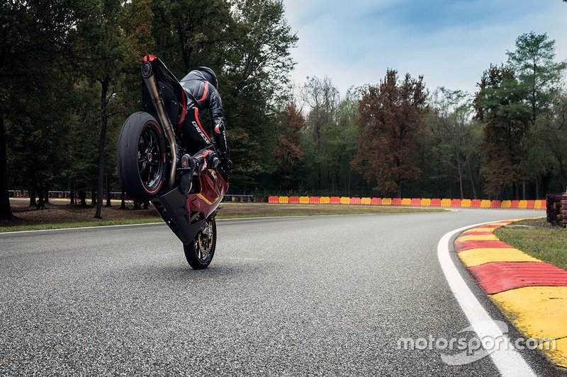 Lewis Hamilton und die MV Agusta F4 LH 44