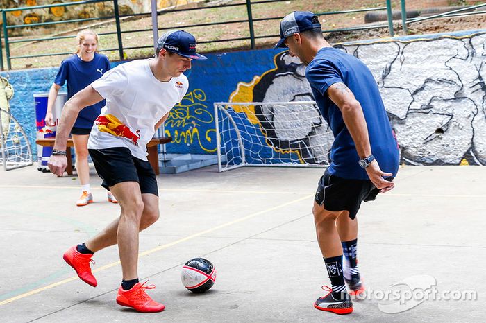 Max Verstappen y Daniel Ricciardo, Red Bull Racing juegan Futsal en Brasil