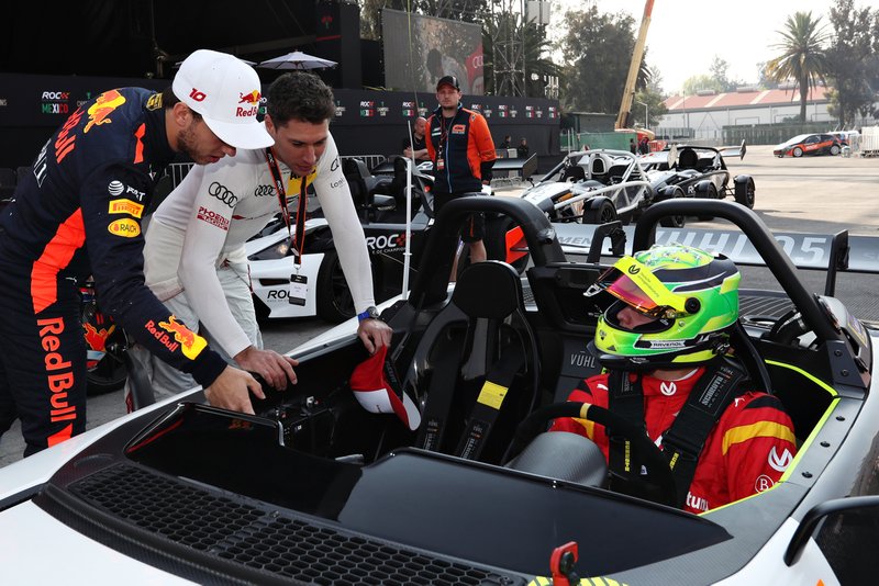 Pierre Gasly y Loic Duval habla con Mick Schumacher, VUHL 05 ROC Edición 2019