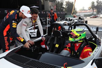 Pierre Gasly en Loic Duval in gesprek met Mick Schumacher, VUHL 05 ROC Edition 2019