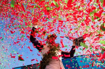 Pioggia di coriandoli mentre Sam Bird, Envision Virgin Racing, 3° classificato, festeggia sul podio