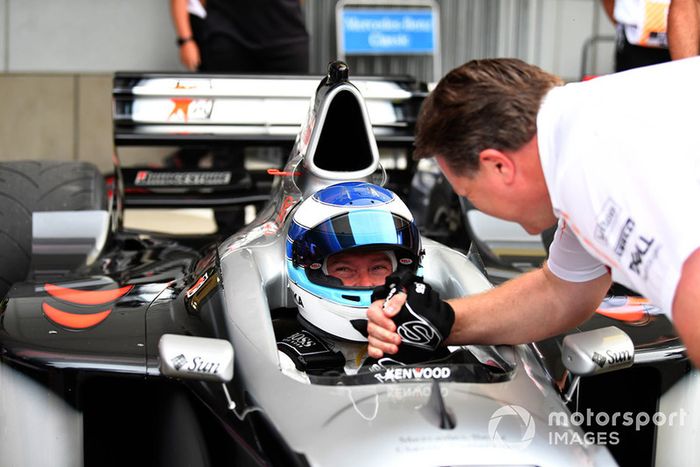 Mika Hakkinen, McLaren MP4-13 y Zak Brown, McLaren Racing CEO en Leyendas F1 30 Aniversario vuelta de Demostración