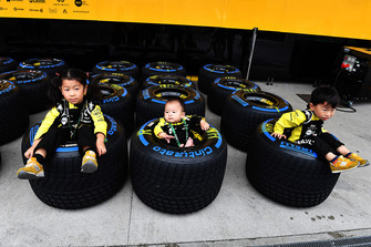 Genç bir Renault Sport F1 Team taraftarı ve Pirelli lastikleri