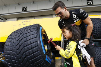 Genç bir Renault Sport F1 Team taraftarı ve Pirelli lastikleri