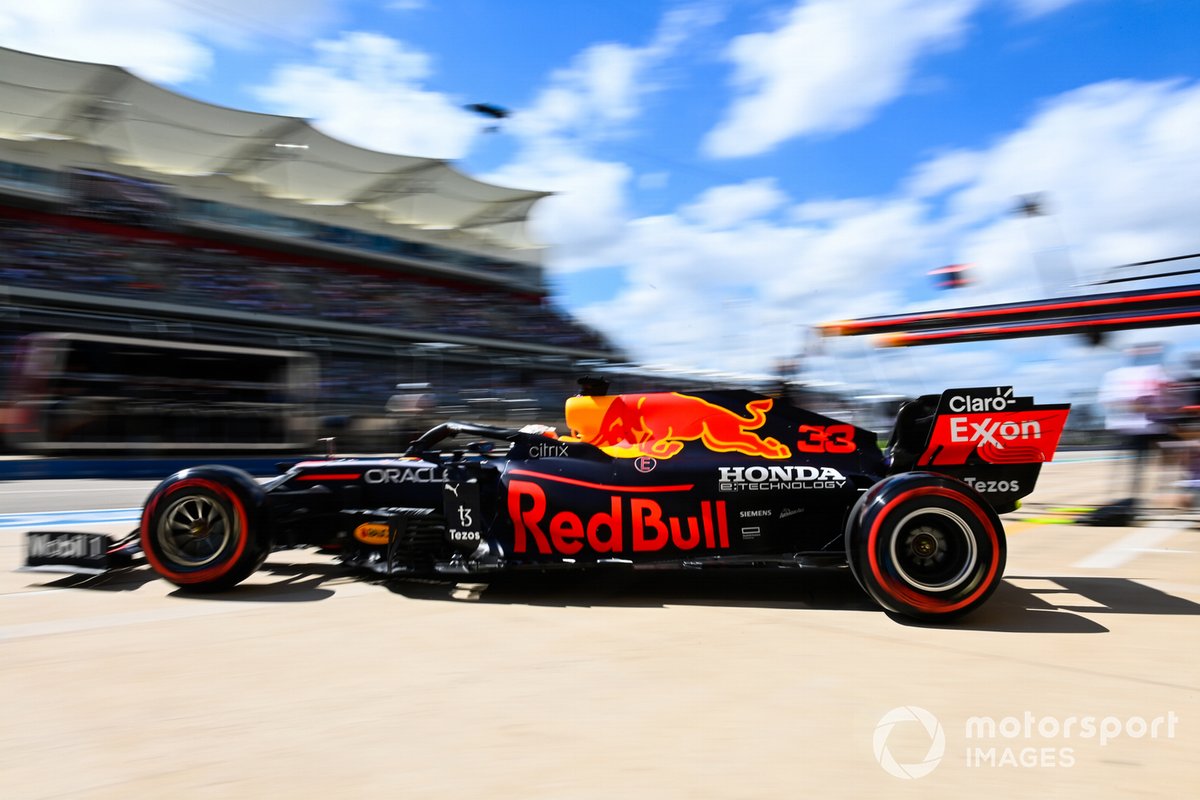 Max Verstappen, Red Bull Racing RB16B, sale del garaje