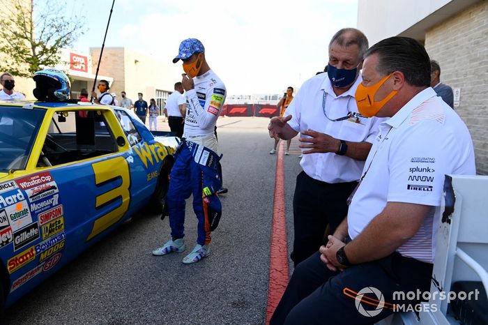 Daniel Ricciardo, McLaren, en el coche de Dale Earnhardt Wrangler Chevrolet Monte Carlo NASCAR de 1984