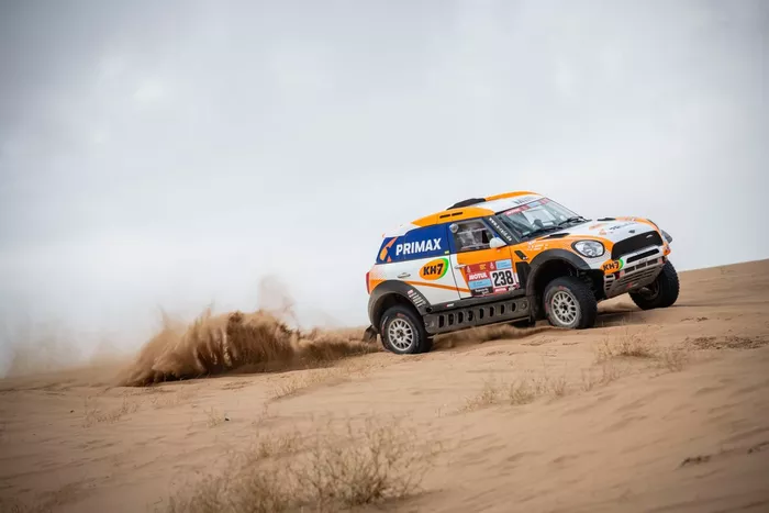 #238 X-Raid Mini John Cooper Works Rally Mini: Laia Sanz, Maurizio Gerini