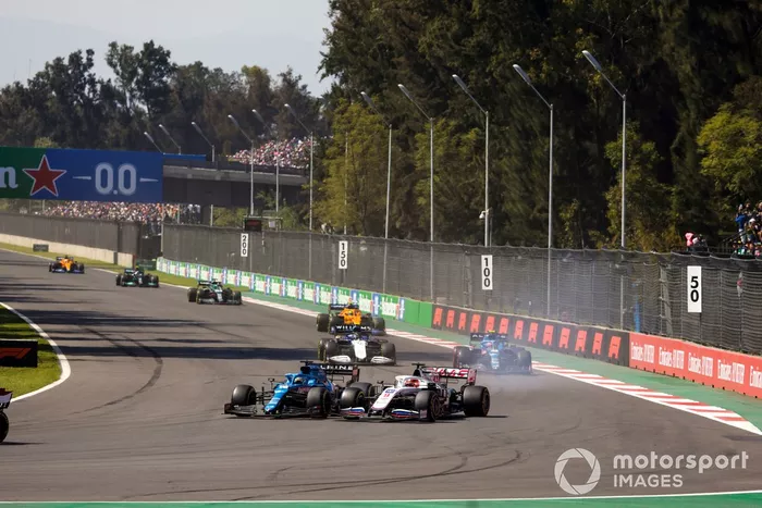 Fernando Alonso, Alpine A521, lucha con Nikita Mazepin, Haas VF-21