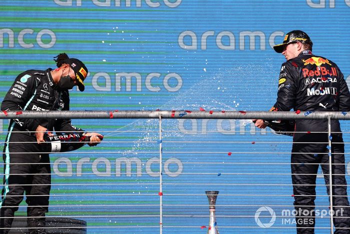 Podio: segundo lugar Lewis Hamilton, Mercedes, ganador Max Verstappen, Red Bull Racing