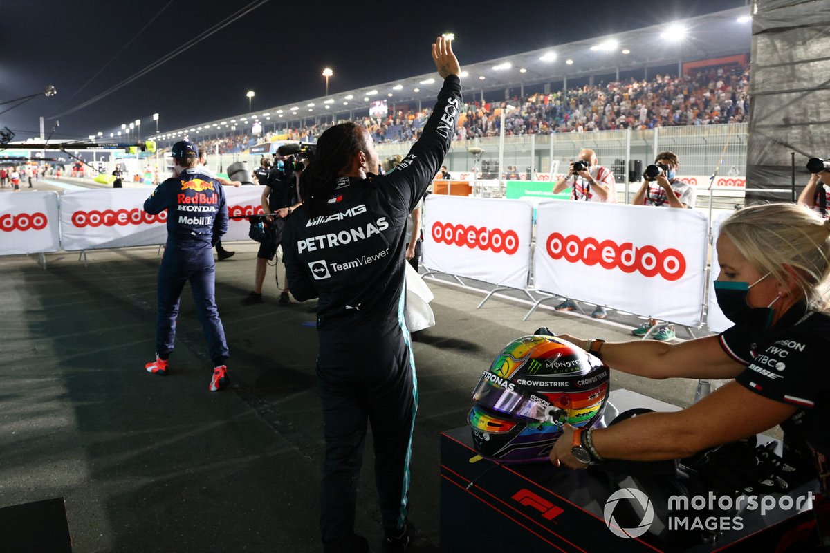 Ganador de la pole, Lewis Hamilton, de Mercedes, saluda a los aficionados tras la clasificación