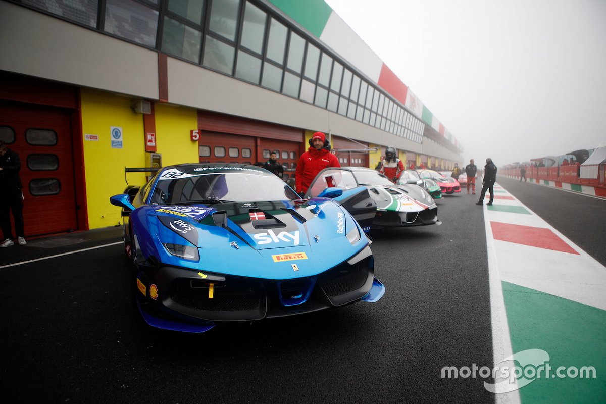 Le auto in pitlane