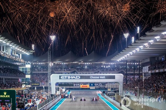 Los fuegos artificiales iluminan el cielo al final de la carrera mientras Max Verstappen, Red Bull Racing RB16B, Carlos Sainz Jr., Ferrari SF21 llegan a la meta