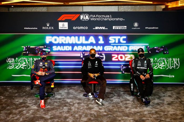 Max Verstappen, Red Bull Racing, 2ª posición, Lewis Hamilton, Mercedes, 1ª posición, y Valtteri Bottas, Mercedes, 3ª posición, en rueda de prensa 
