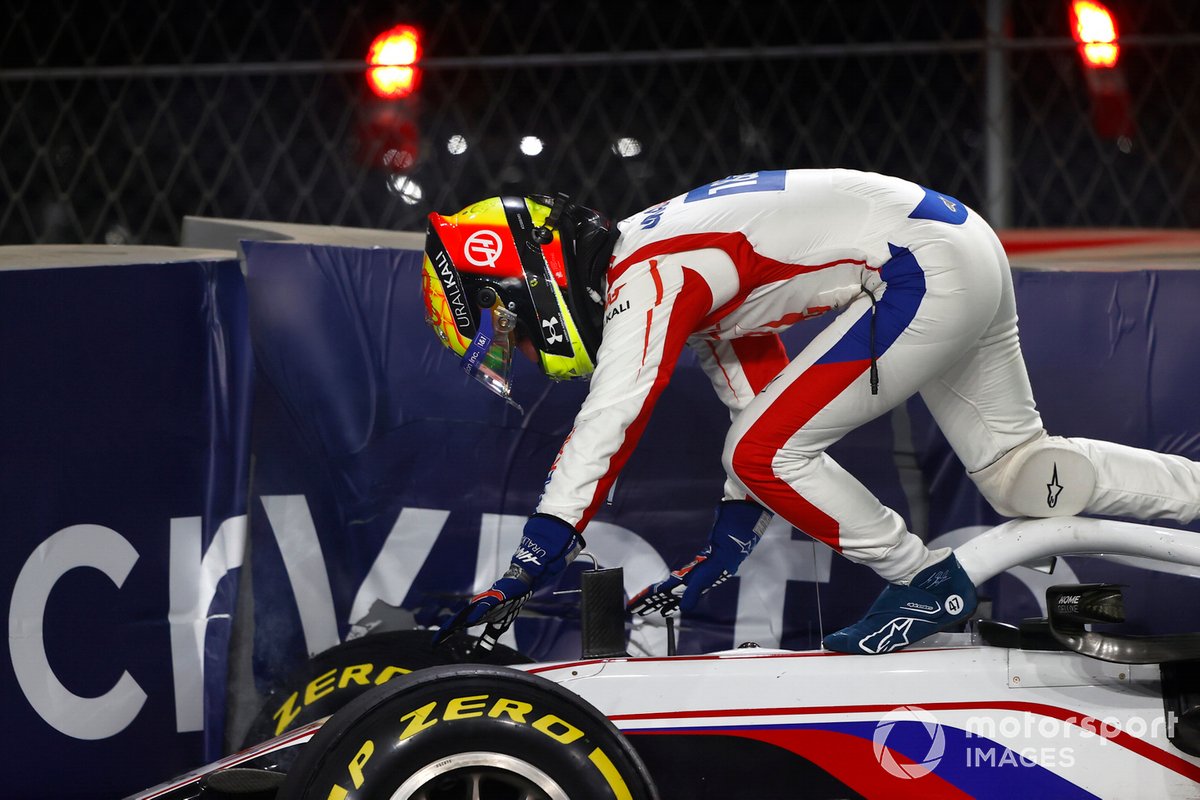 Mick Schumacher, Haas VF-21, se baja de su coche después de estrellarse en la carrera