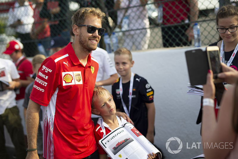 Sebastian Vettel, Ferrari fans selfie