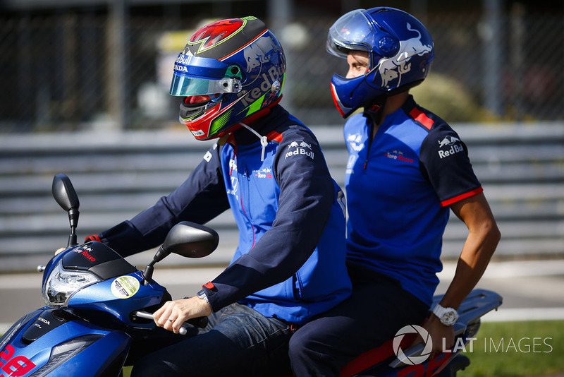 Brendon Hartley, Toro Rosso, in sella a uno scooter