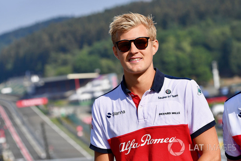 Marcus Ericsson, Sauber parcourt la piste à pieds