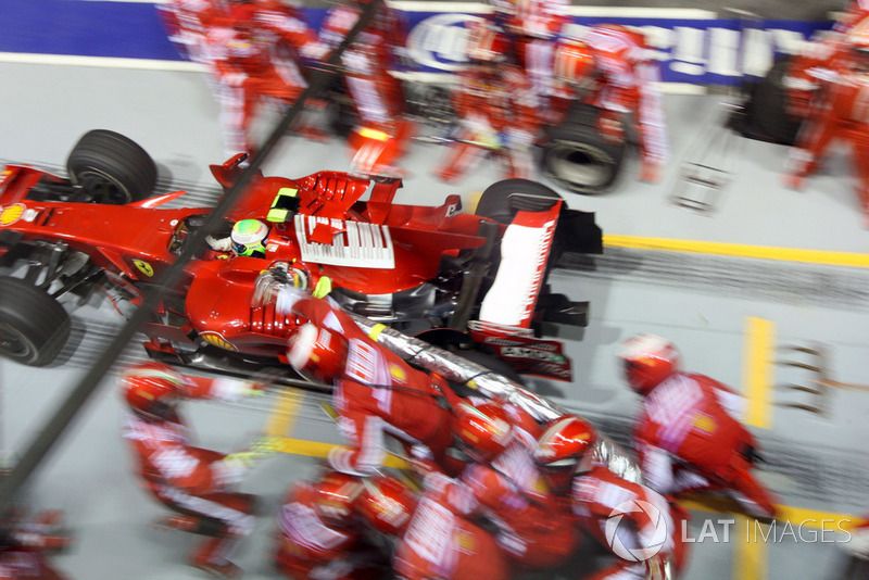 2008: Felipe Massa se marchó de Singapur con un fallo en su parada en boxes, porque la manguera de combustible se quedó atascada en su monoplaza, con lo que los mecánicos tuvieron que correr por todo el pitlane para retirarla.