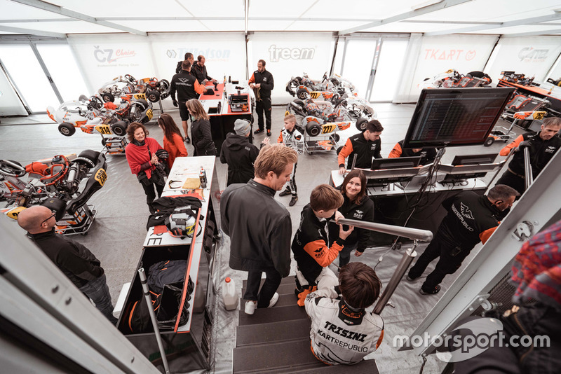 Nico Rosberg y Taylor Barnard visitan el Kart Republic team