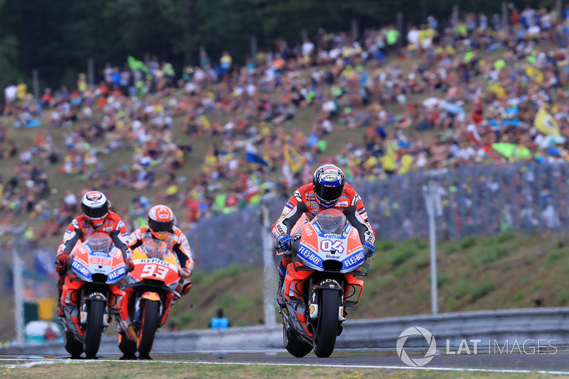 Andrea Dovizioso devant Jorge Lorenzo et Marc Márquez