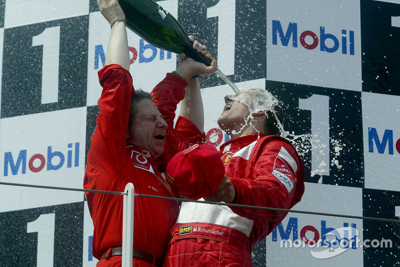Podio: il vincitore della gara Michael Schumacher, Ferrari, festeggia con Jean Todt, Ferrari