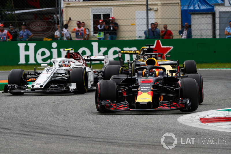 Daniel Ricciardo, Red Bull Racing RB14, leads Charles Leclerc, Sauber C37, and Nico Hulkenberg, Renault Sport F1 Team R.S. 18