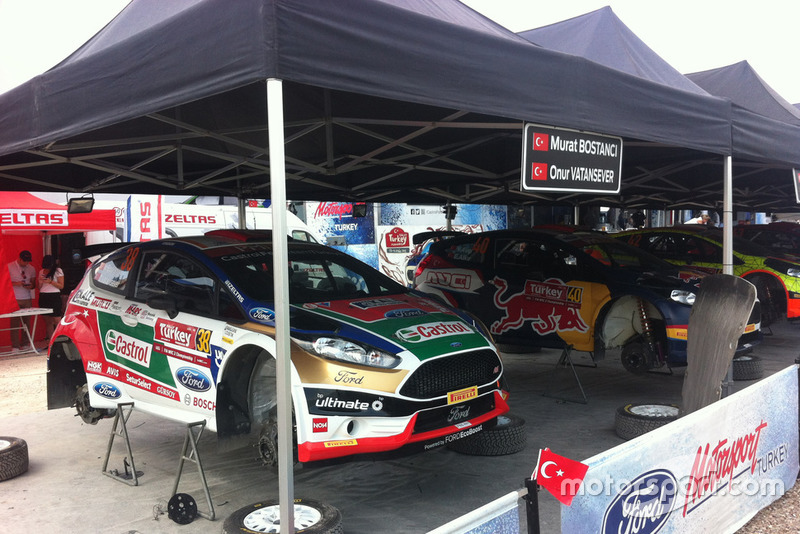 Castrol Ford Team Turkey garajı; Murat Bostancı, Onur Vatansever, Ford Fiesta R5 & Yağız Avcı, Ersan Alkır, Ford Fiesta R5