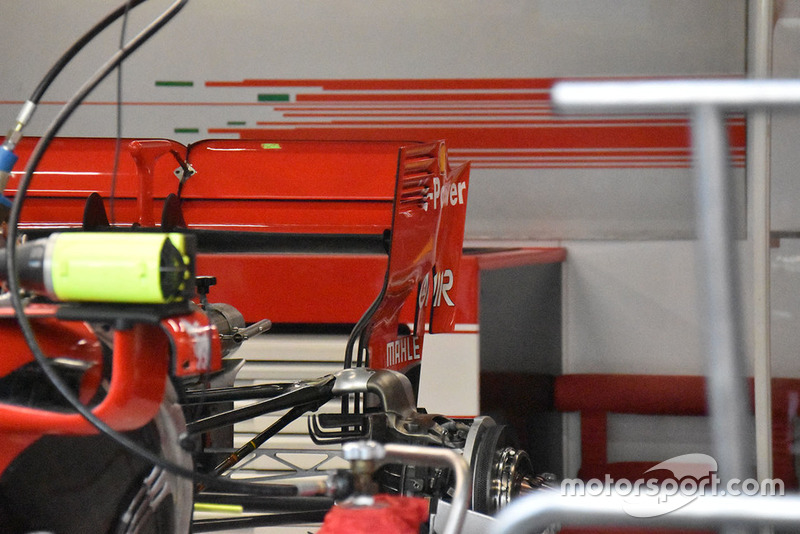Mobil Ferrari di garasi