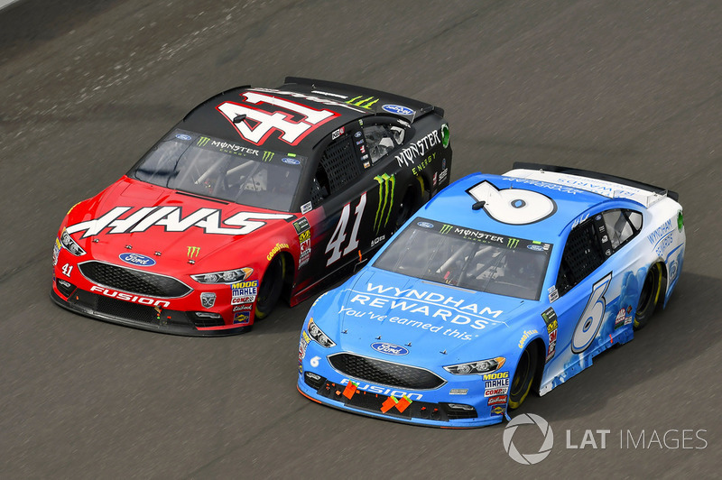 Kurt Busch, Stewart-Haas Racing, Ford Fusion Haas Automation/Monster Energy and Matt Kenseth, Roush Fenway Racing, Ford Fusion Wyndham Rewards